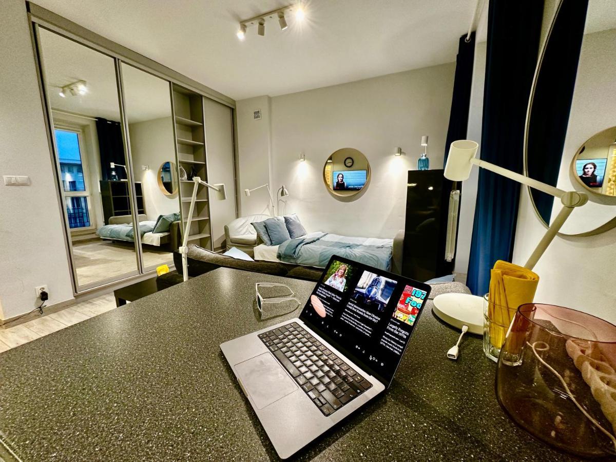 Butas Super Forum 2 Metro Fast Wifi Netflix, Hbo, Appletv Warsaw